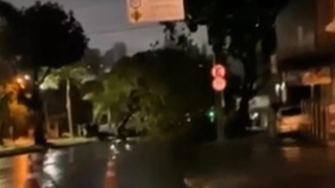 Vídeo: Chuva forte alaga pontos em Goiânia e Aparecida