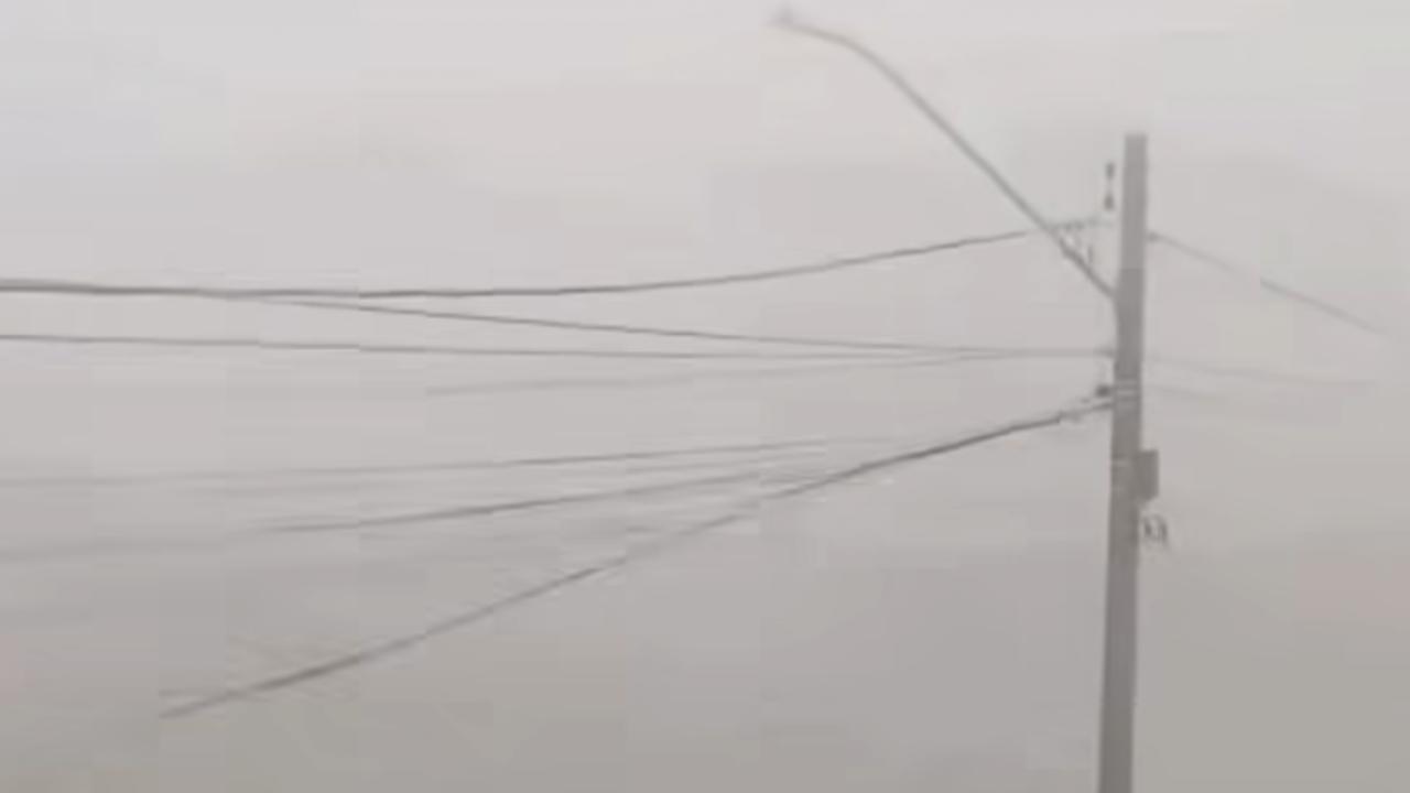 Vídeo: Ventos fortes quase derrubam postes e causam destruição em Itumbiara
