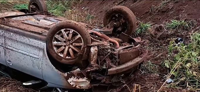 Casal fica ferido após carro capotar na BR-158 em Jataí