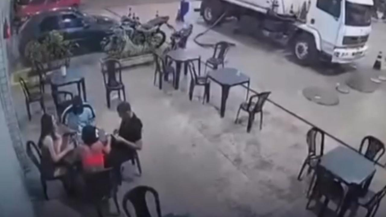 Vídeo: Cigarro aceso provoca incêndio em posto de combustível após ação imprudente