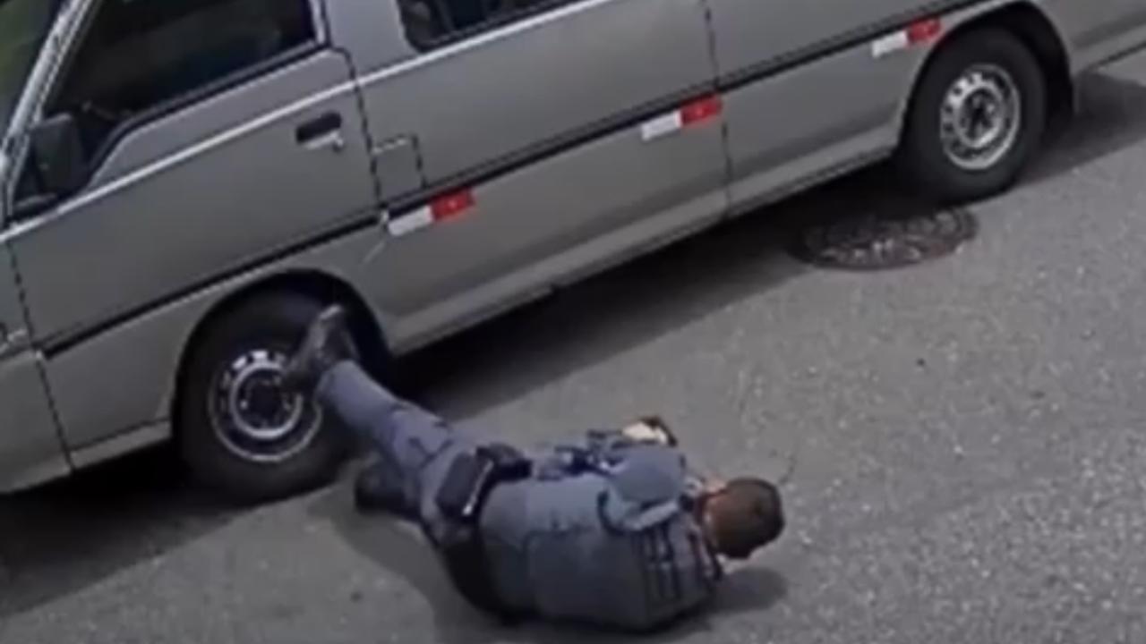 Vídeo: Policial atira 15 vezes contra assaltante em perseguição