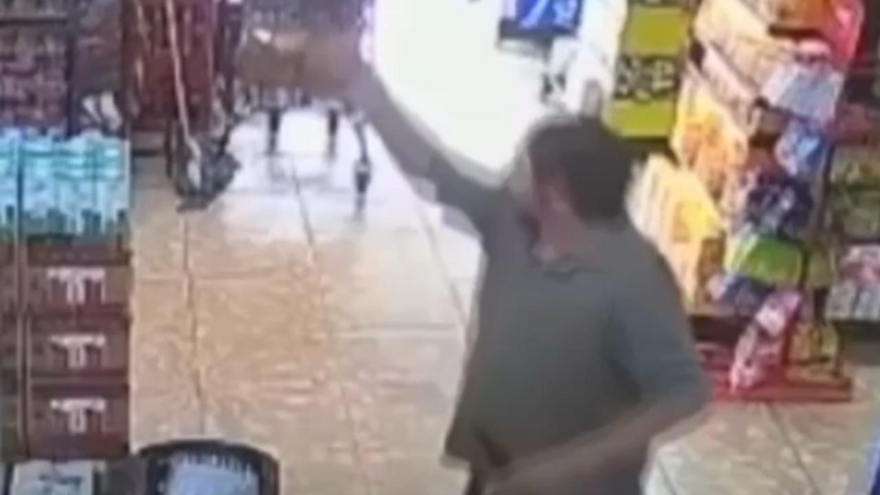 Vídeo: Homem sofre fratura exposta após briga com facão em mercado