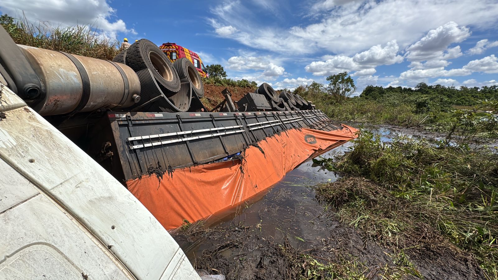 Motorista morre após carreta capotar em área alagada na GO-050