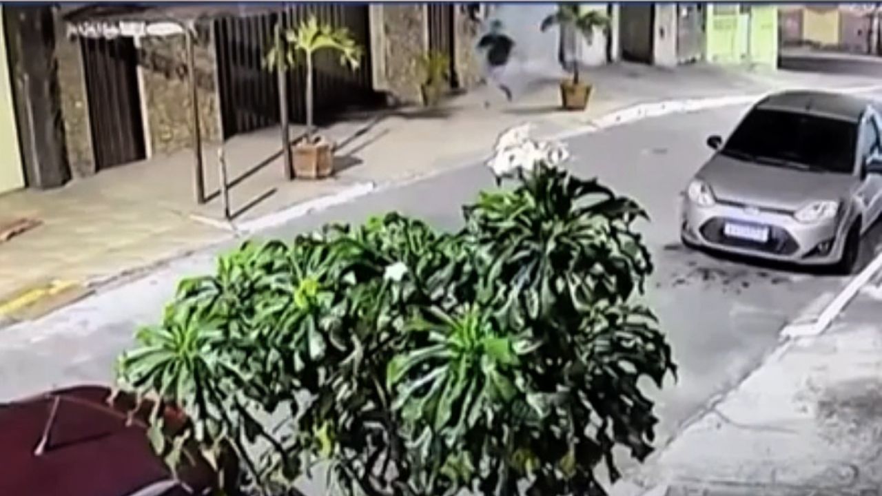 Vídeo: Homem escapa de assalto com fuga estratégica na contramão