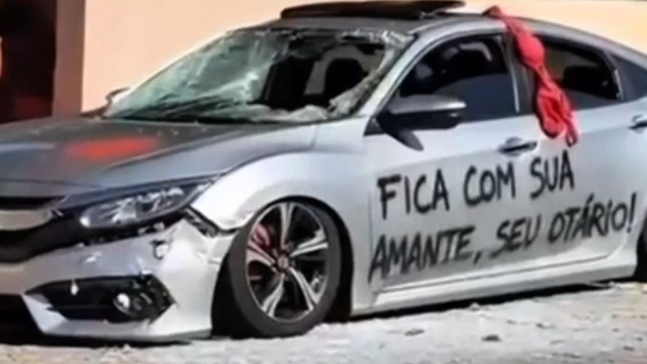 Vídeo: Mulher destrói carro do marido após descobrir traição