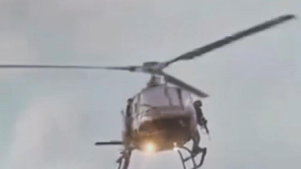 Vídeo: Helicóptero policial aterrissa em avenida para operação policial em Trindade