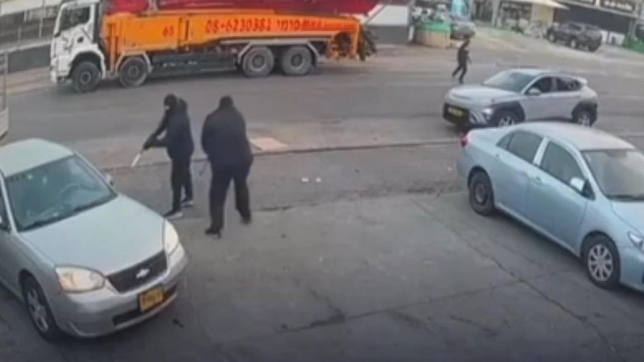 Vídeo: Jovem é baleado dentro de carro por homens mascarados em Israel