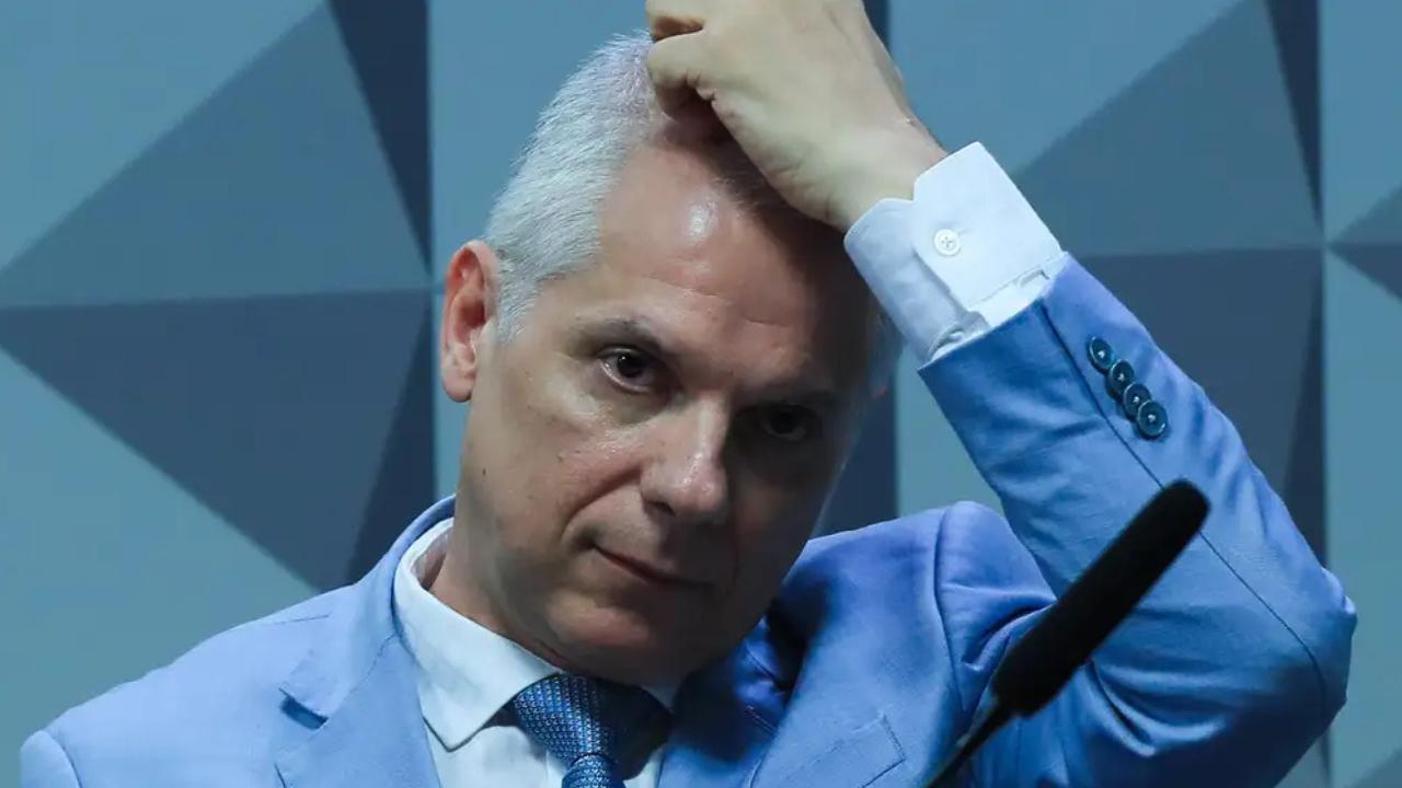 Polícia Federal prende ex-presidente do INSS em operação contra fraudes previdenciárias