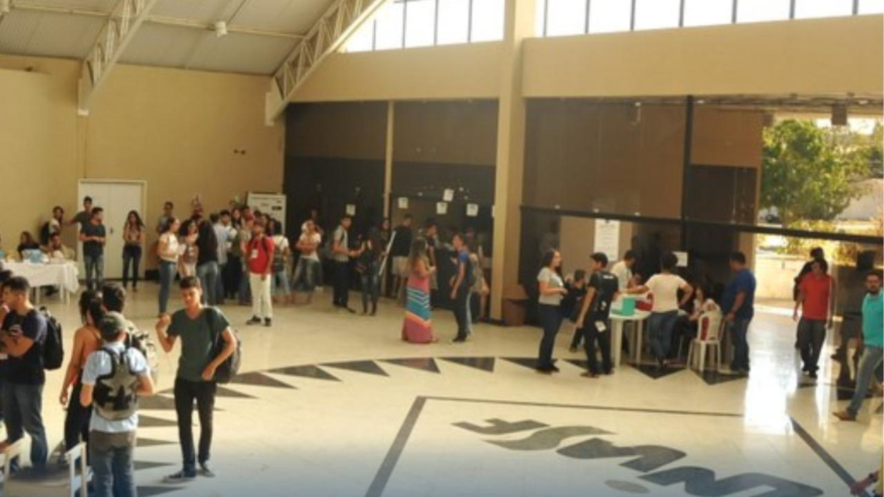Intoxicação alimentar atinge cerca de 100 universitários em restaurante