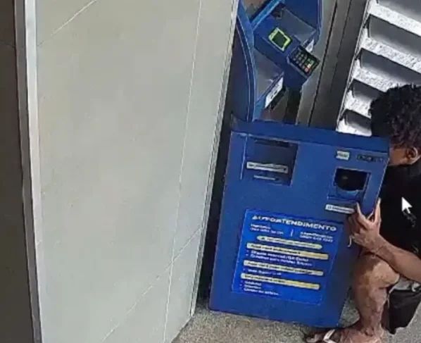 Homem tenta roubar caixa eletrônico em estação do BRT em Goiânia