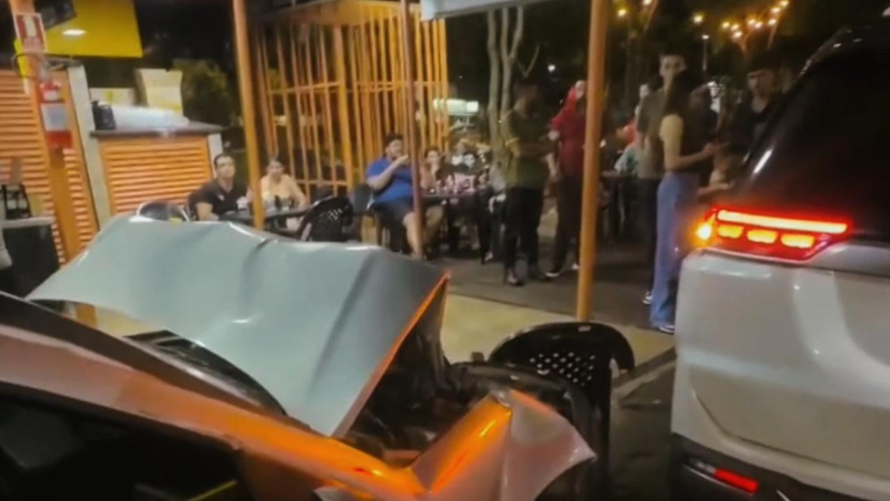 Vídeo: Carro atinge Jeep e quase avança sobre clientes de sanduicheria em Goiânia