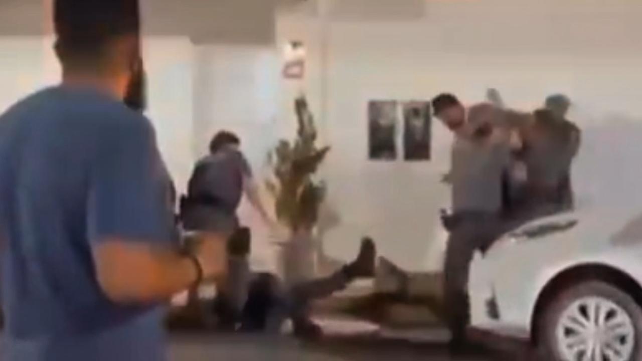 Vídeo: Homem reage com violência e provoca tumulto durante prisão em evento