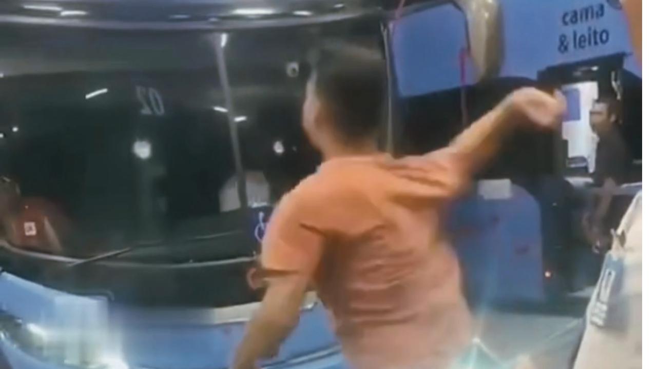 Vídeo: Homem apedreja ônibus após ser barrado por falta de documentação