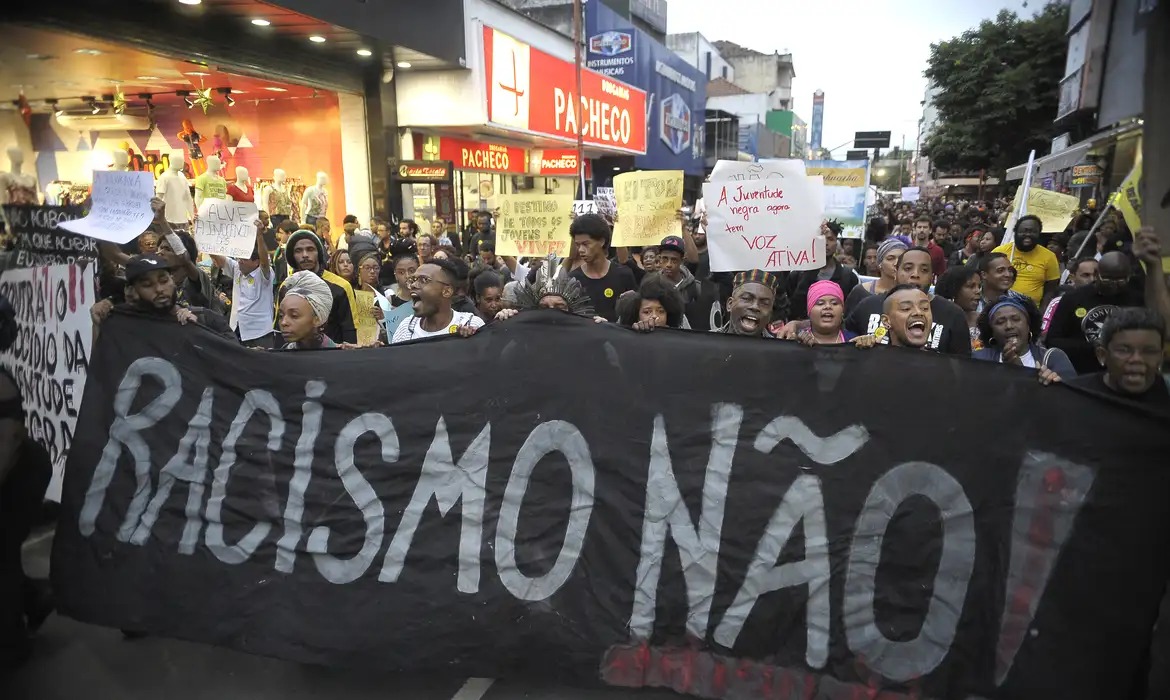 Racismo é maior em lojas, trabalho e ruas de capitais brasileiras, diz pesquisa divulgada no Dia da Consciência Negra