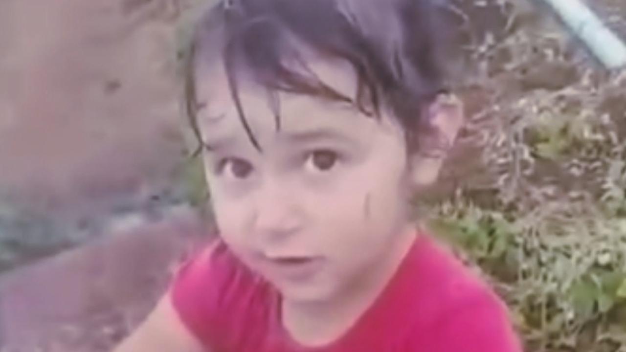 Vídeo: Menina se joga na lama e enfrenta pais com respostas espontâneas