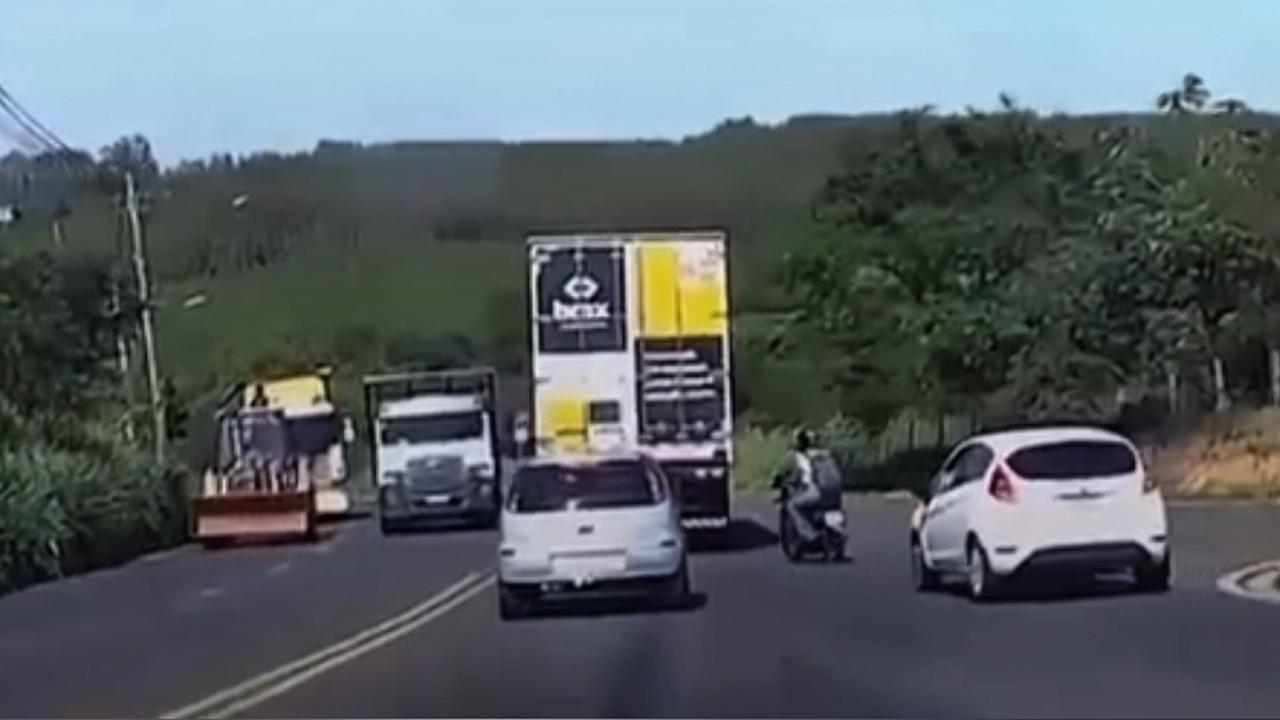 Vídeo: Motociclista morre ao colidir com caminhão