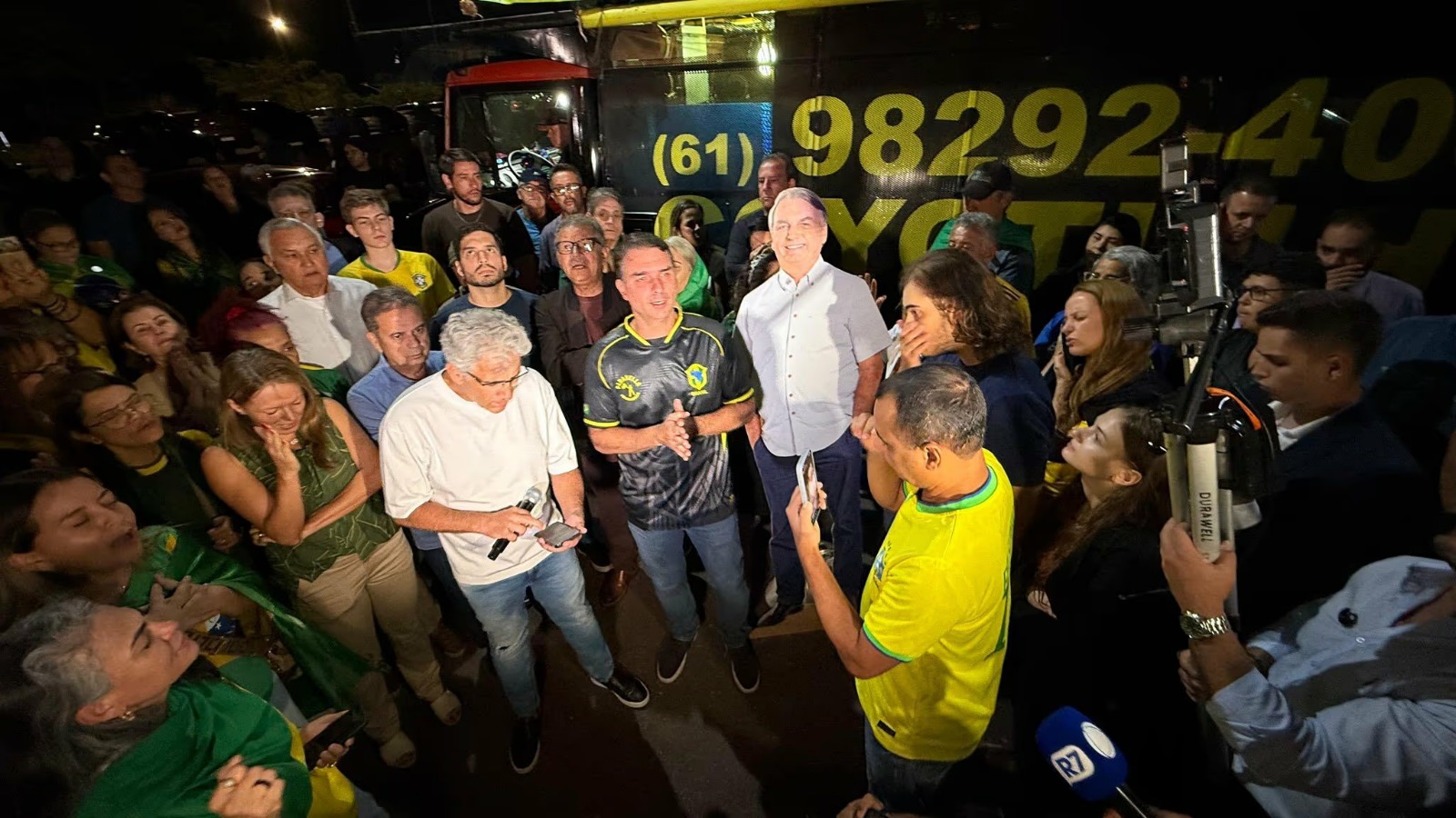 Apoiadores oram em vigília diante de Bolsonaro de papelão após prisão em Brasília