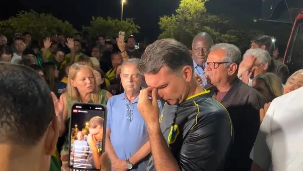Em vigília no DF, Flávio Bolsonaro atribui dano à tornozeleira a “impulso de desespero”