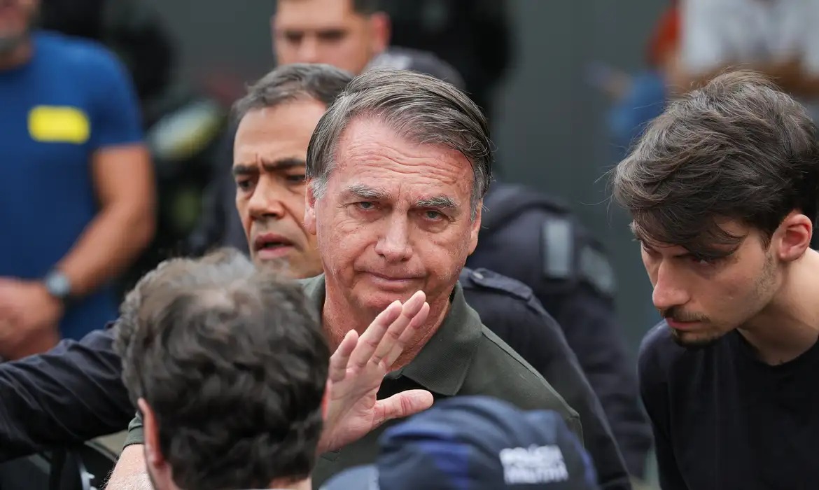 Bolsonaro alega “paranoia” por remédios ao violar tornozeleira e tem prisão mantida pelo STF