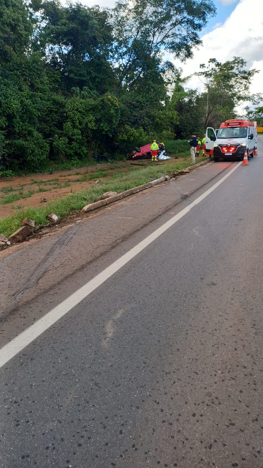 jovem morre ao ser arremessada para fora de carro em acidente