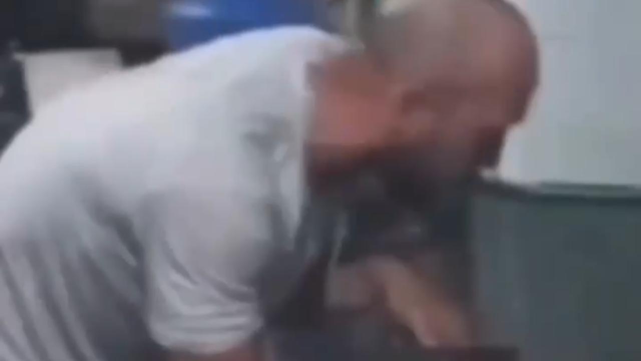 Vídeo: Filho registra agressão do pai contra a mãe e homem é preso