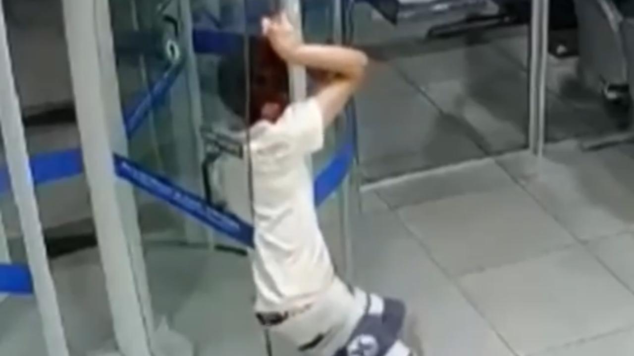 Vídeo: Homem fica preso em porta giratória ao tentar invadir banco