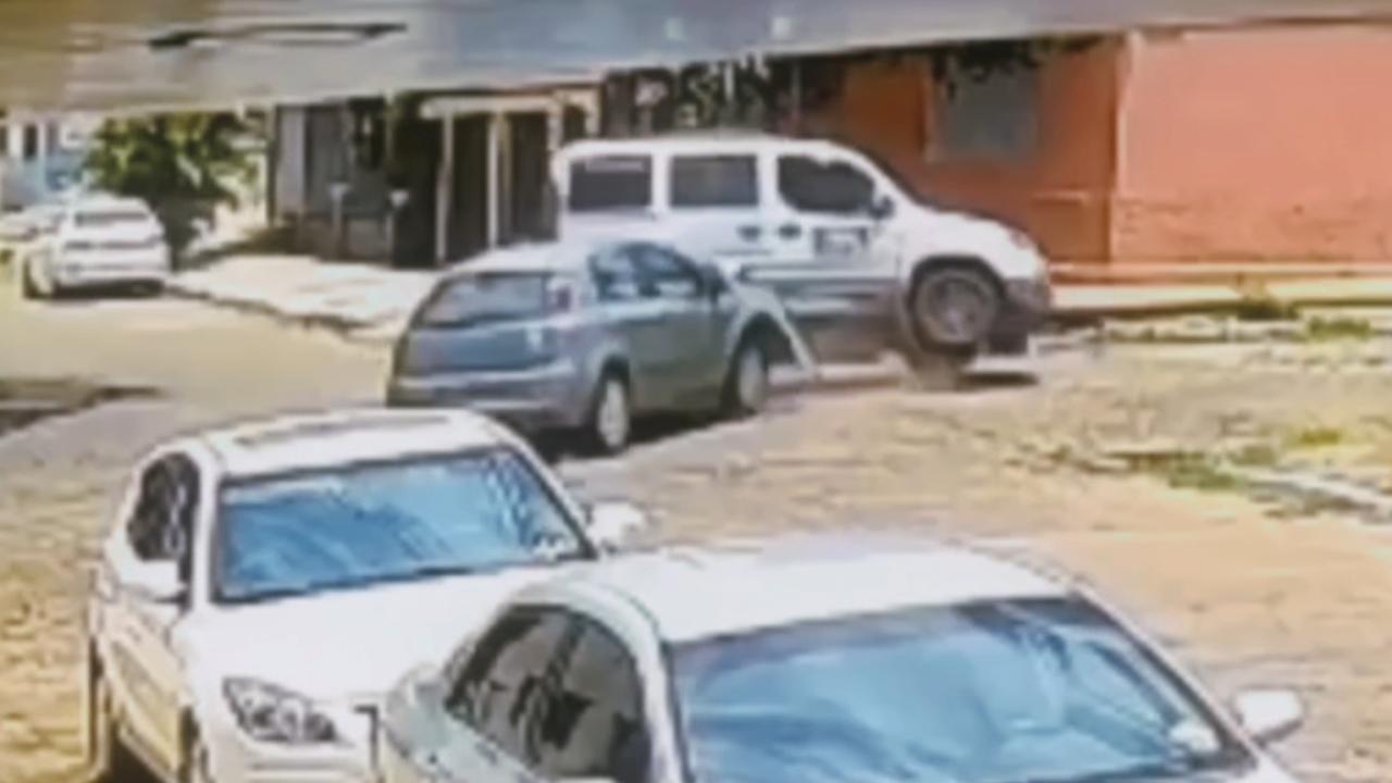 Vídeo: Acidente faz carro tombar em cruzamento movimentado