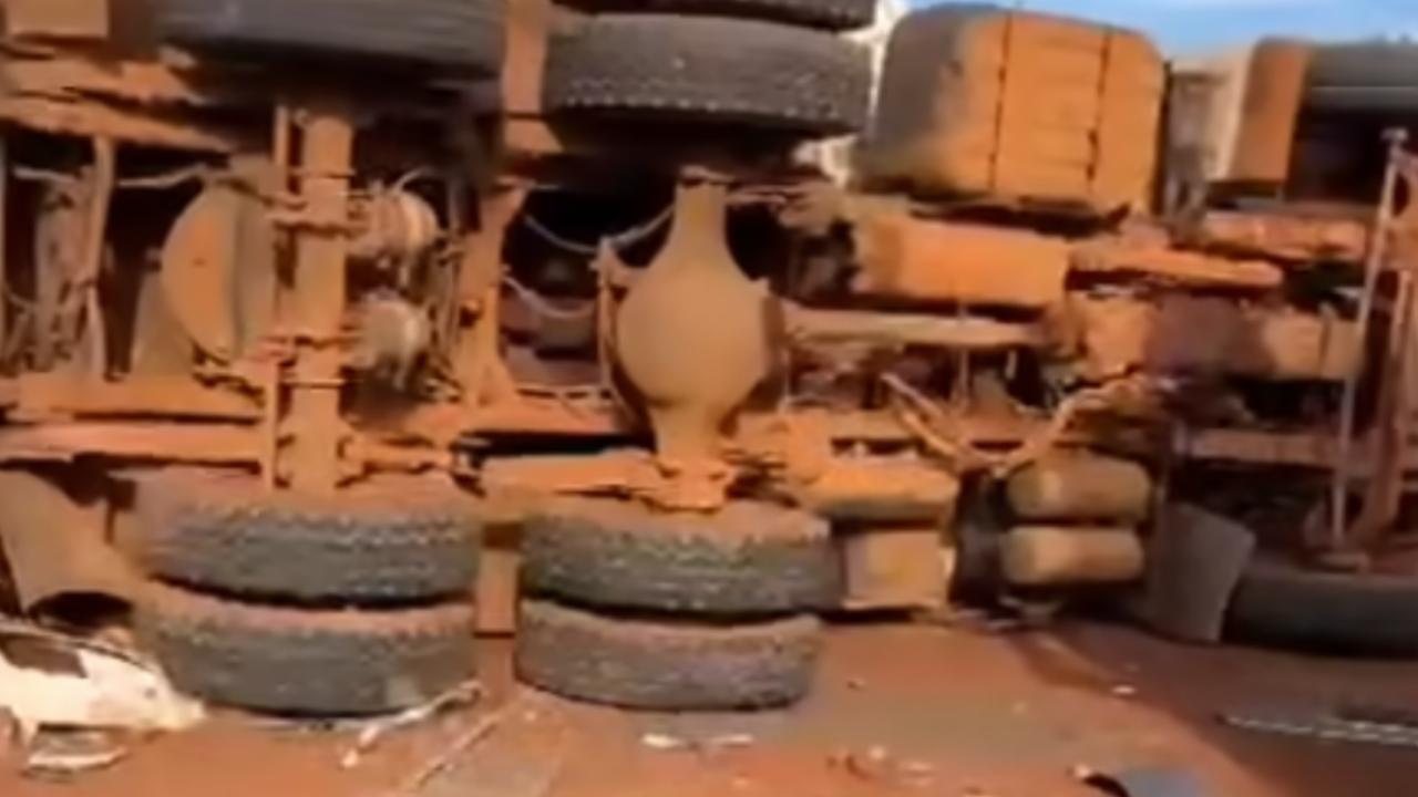 Acidente entre caminhão e carreta tomba veículo na BR-364