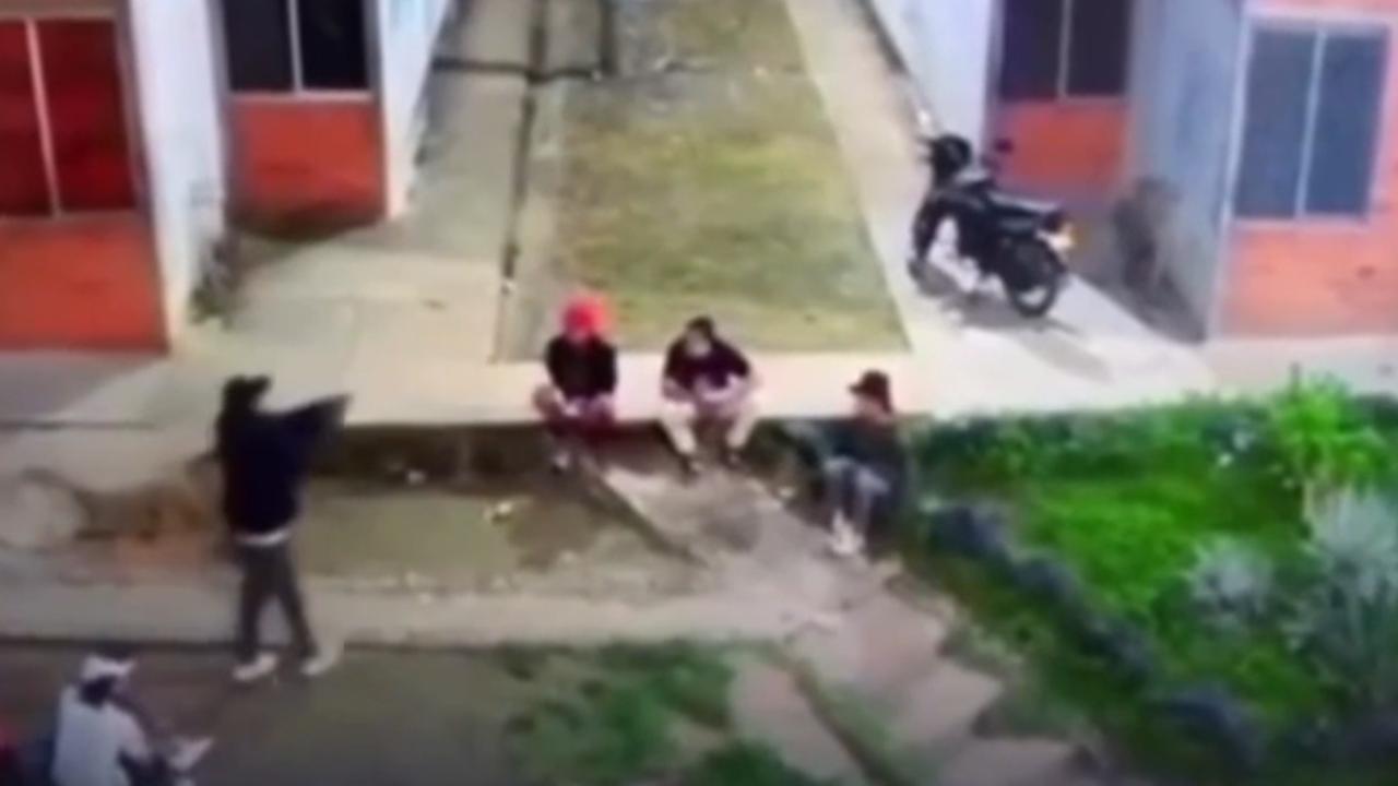 Vídeo: Jovem é executado com tiros à queima-roupa após cumprimento amigável