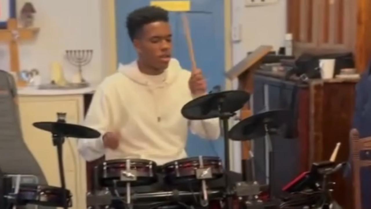 Vídeo: Jogador Estevão toca bateria em culto em Londres e viraliza nas redes