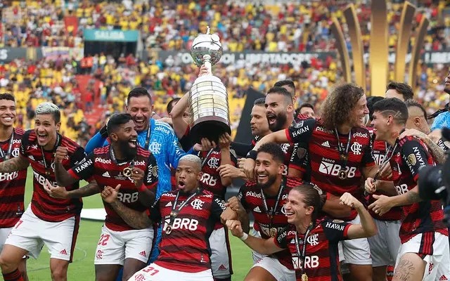 Flamengo dá o troco, bate Palmeiras e se torna primeiro tetracampeão brasileiro da Libertadores