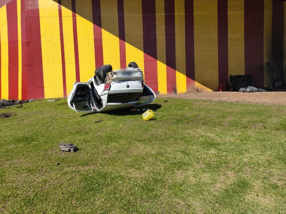 Carro cai de ponte em Curitiba após manobra brusca; motorista sobrevive