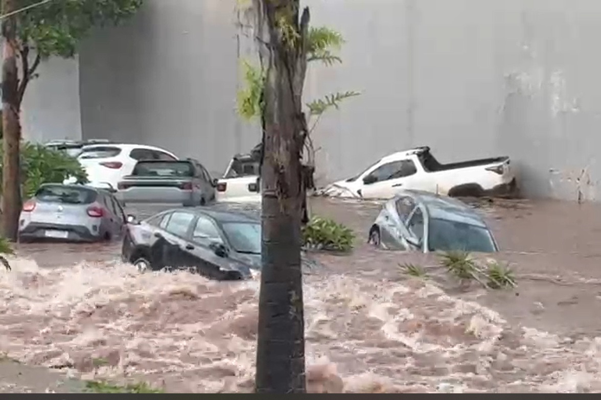 Chuva intensa causa alagamentos, destruição e caos em Rio Verde (GO). Veja vídeos
