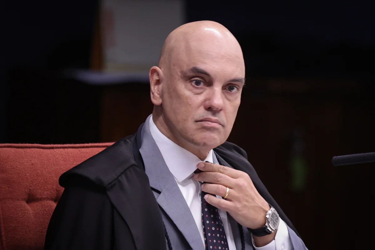 Moraes vê risco de fuga e diz que Bolsonaro violou tornozeleira eletrônica
