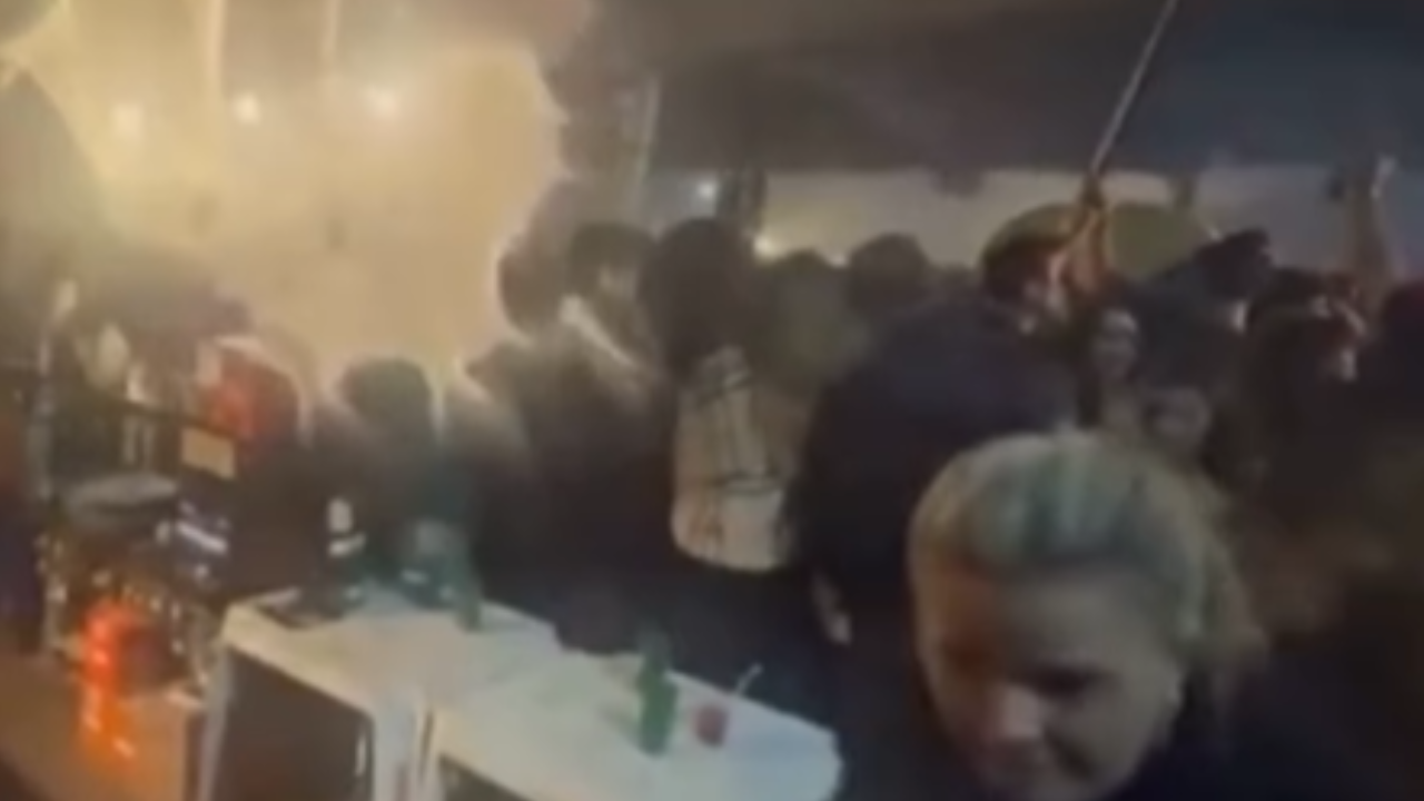 Vídeo: Estrutura desaba durante festa universitária e deixa um morto e dezenas de feridos em SP