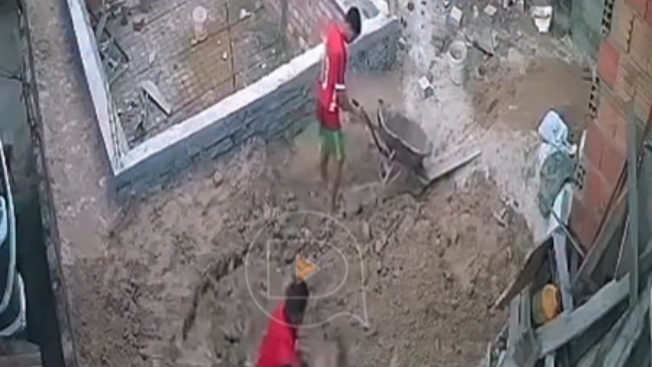 Acidente em obra: solo cede e trabalhador é engolido por buraco
