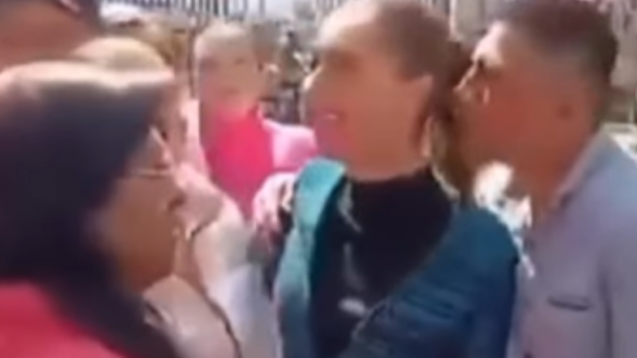 Vídeo: Presidente do México, Claudia Sheinbaum, é assediada durante caminhada na capital