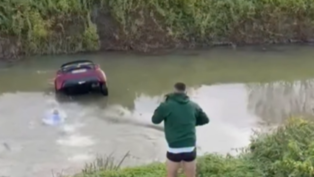 Resgate heroico: motorista é salvo de canal após carro cair na água