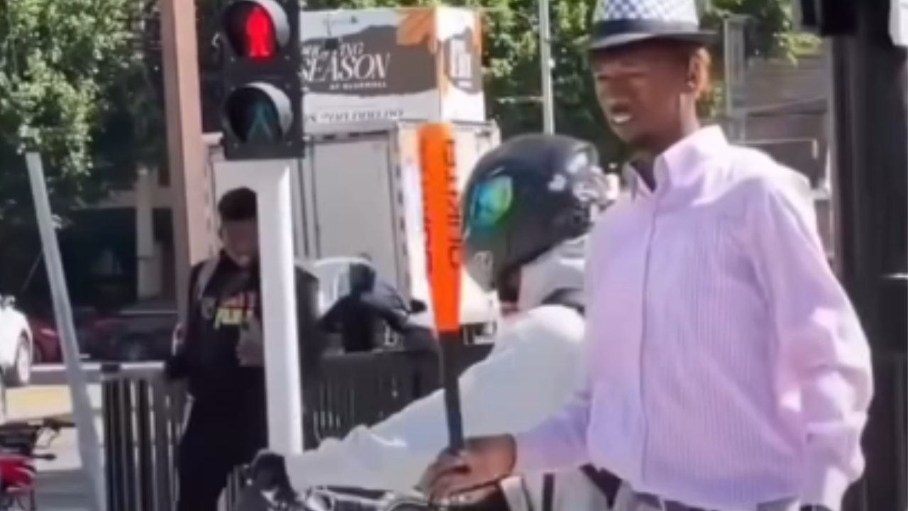 Homem vira fenômeno nas redes ao afastar motociclistas da faixa de pedestres
