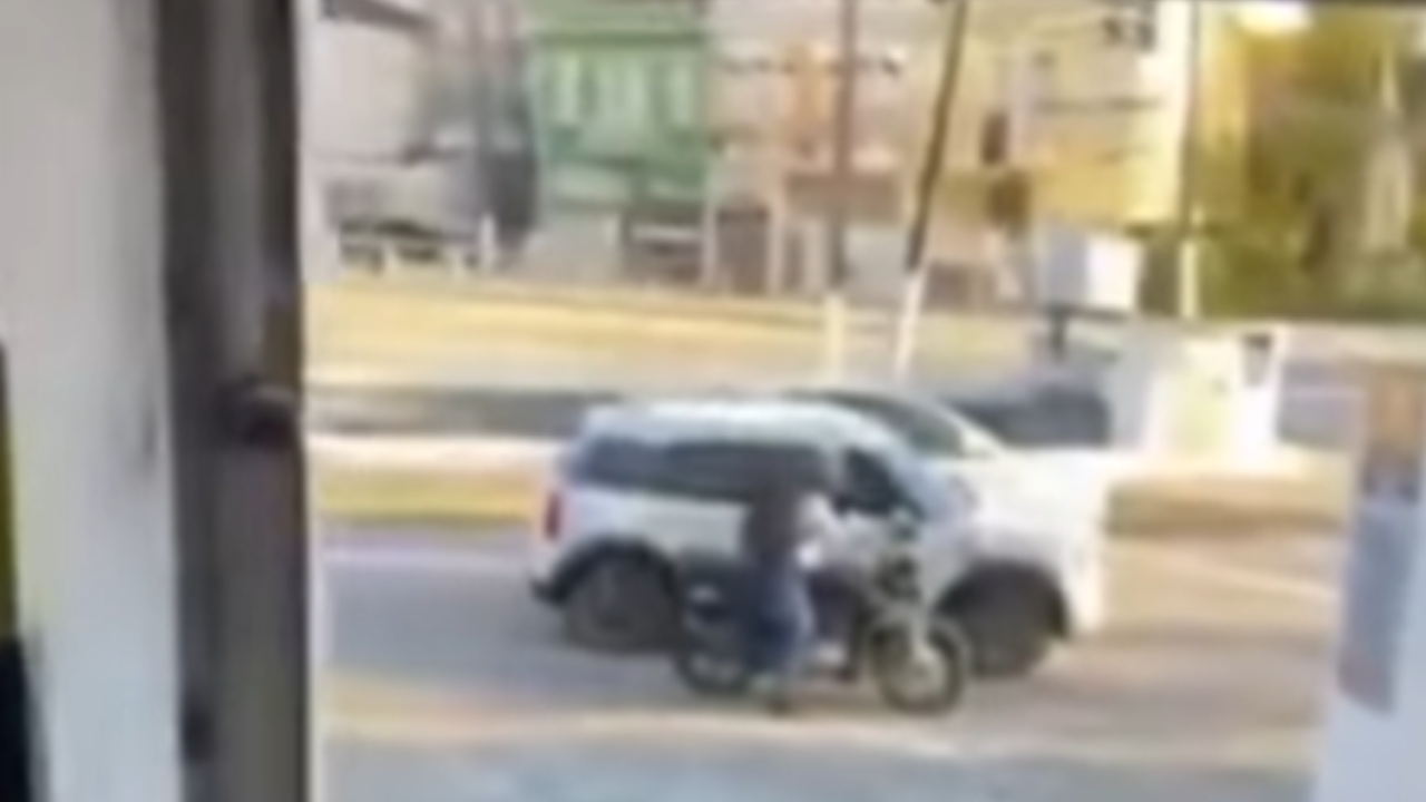 Motociclista fica ferida após ser atingida e arrastada em briga de trânsito em