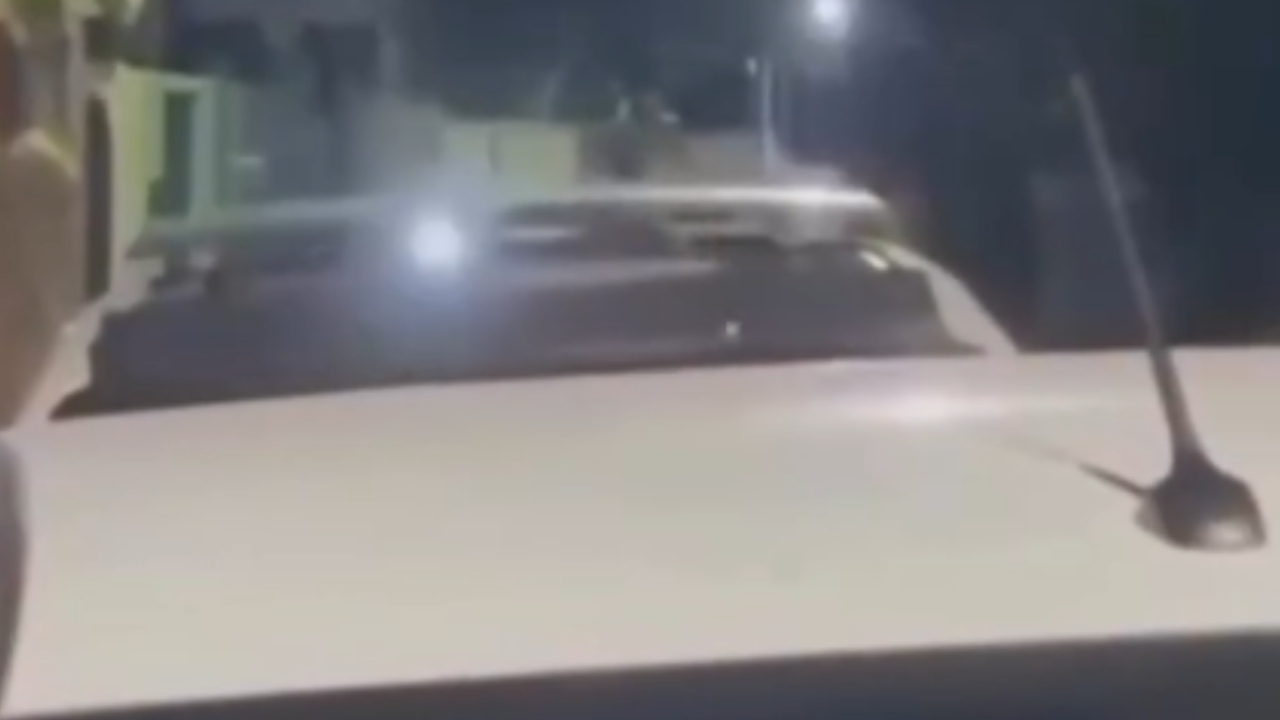 Carro com teto solar vira assunto nas redes após registro inusitado