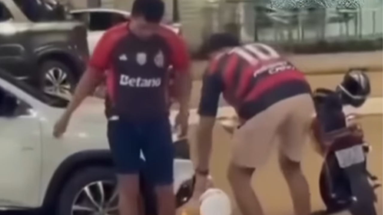 Torcedores do Flamengo se acidentam ao tentar incendiar camisa do Palmeiras