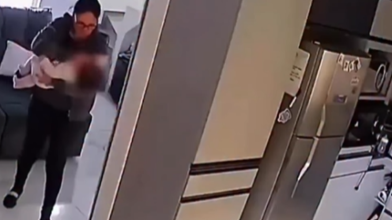 Babá é presa após ser flagrada agredindo bebê de seis meses