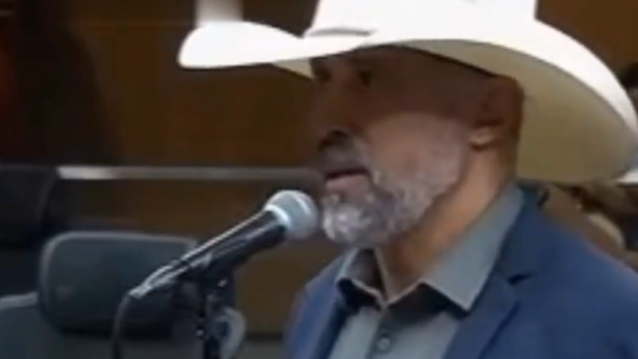 Amauri Ribeiro critica exposição sobre religiões de matriz africana na Alego