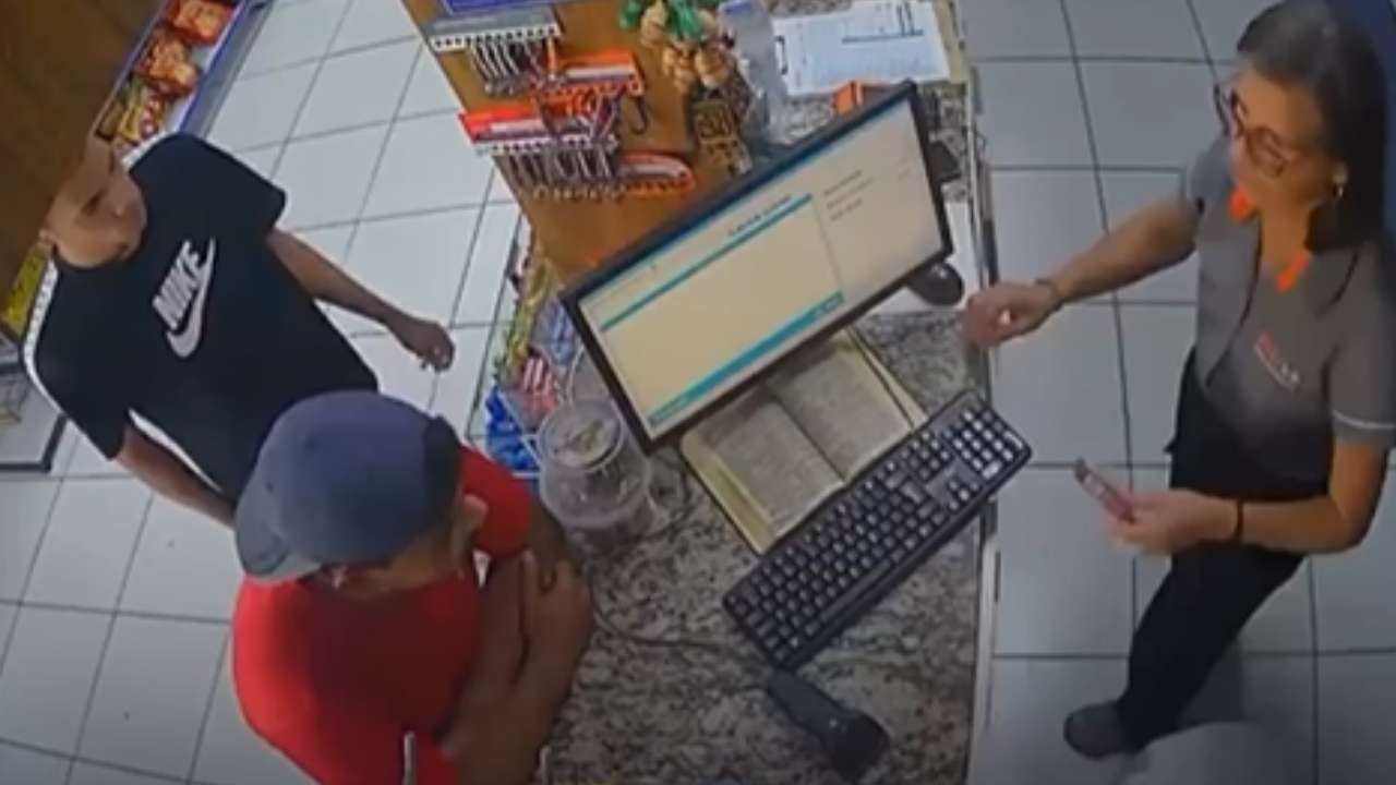 Assalto com frieza: suspeito é reconhecido por funcionária e foge com dinheiro e celular