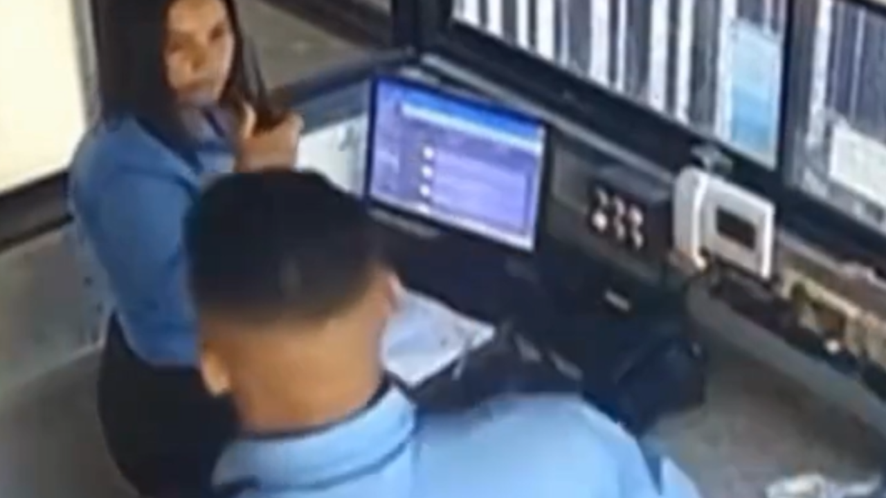 Funcionária é agredida com capacete por colega em condomínio