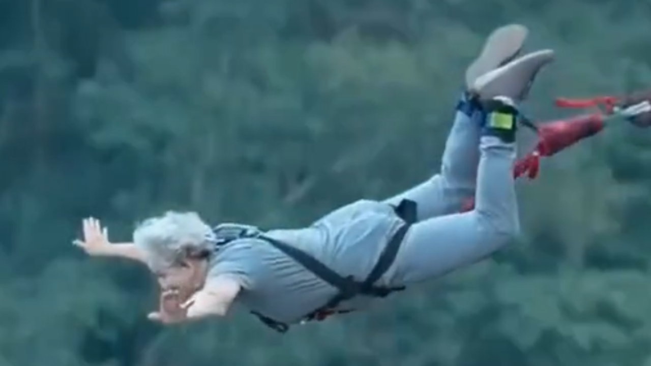 Aos 83 anos, britânica salta de bungee jump mais alto da Índia e encanta o mundo