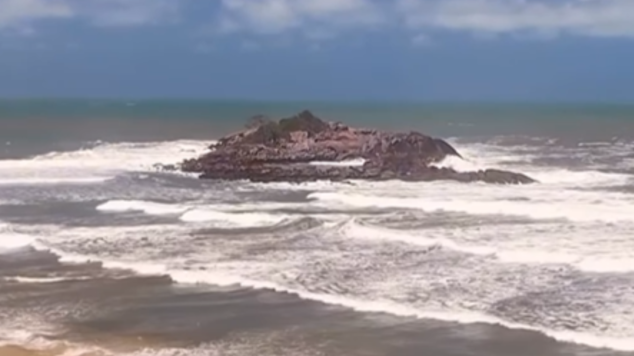 Mar recua na Praia das Pitangueiras e gera alerta entre moradores