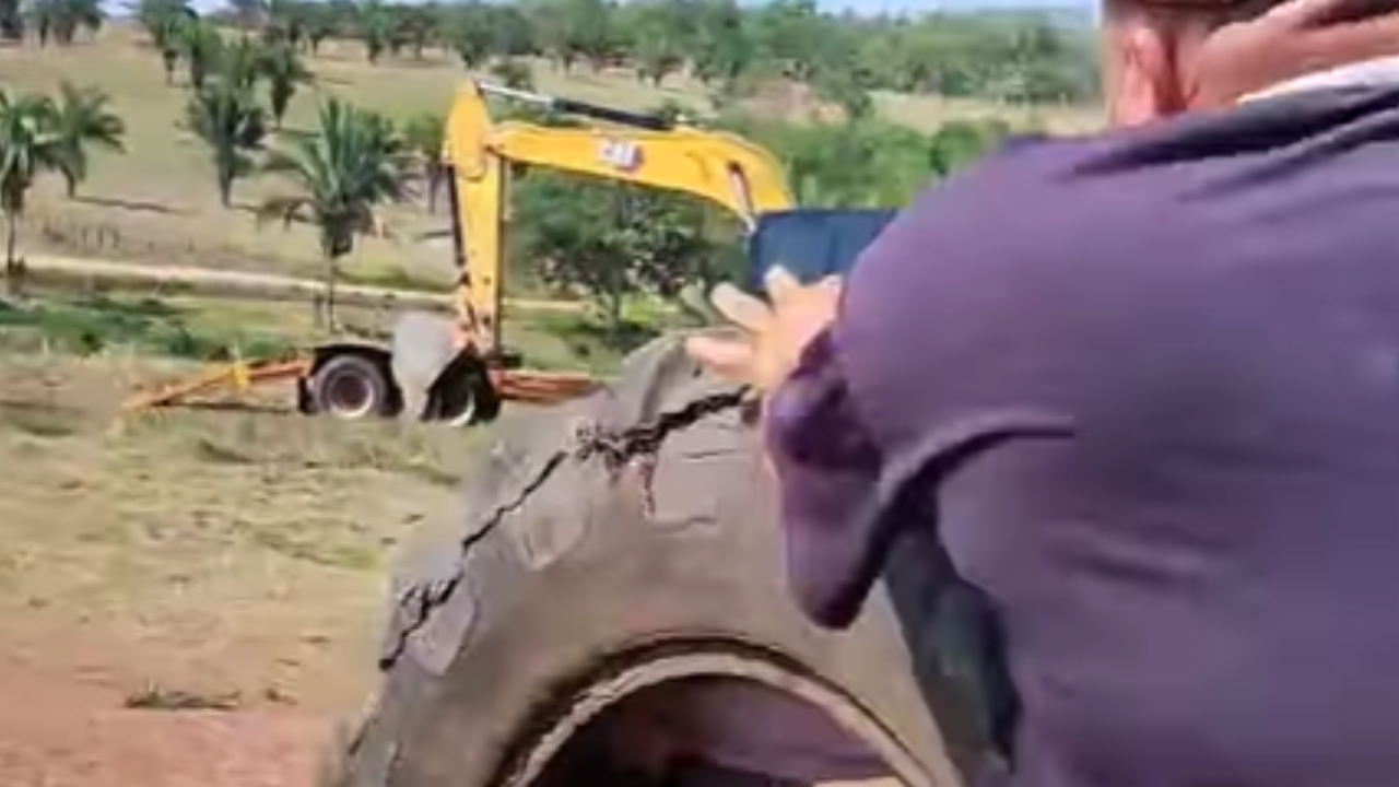 Vídeo: Homem se enfia em pneu de trator e amigos o rolam em descida