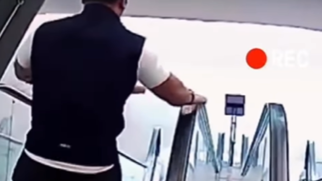 Vídeo: Homem cai ao tentar descer escada rolante com bicicleta; vídeo levanta suspeitas de IA